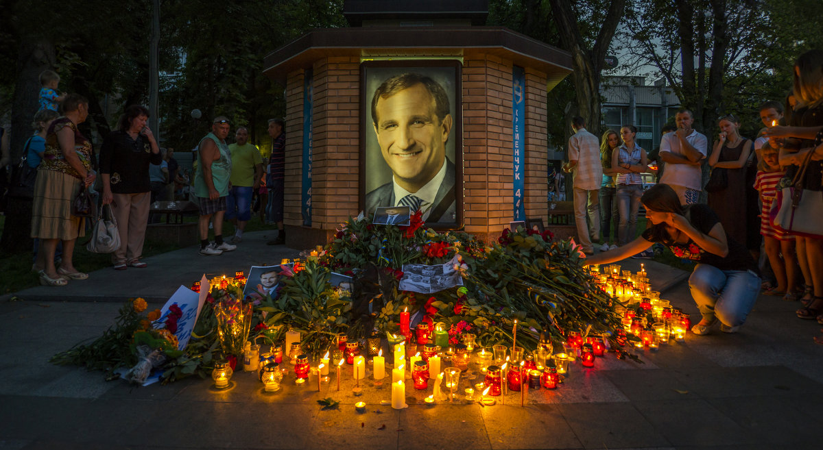 Кременчужане почтили память убитого мэра Олега Бабаева - Богдан Петренко