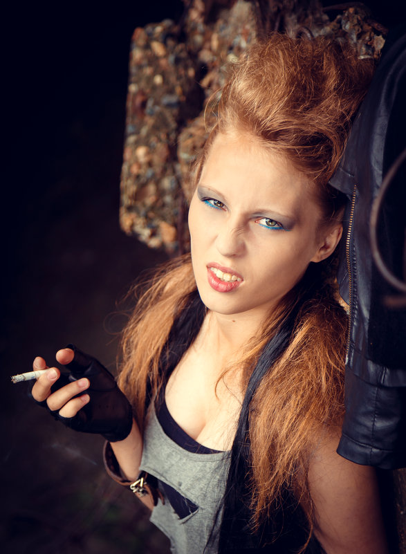 только  для антуража, девушка не  курит и не советует - Ирина Шаманаева