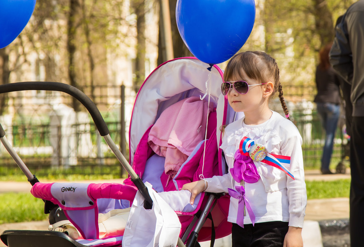 девочка с коляской - Валентина Илларионова (Блохина)