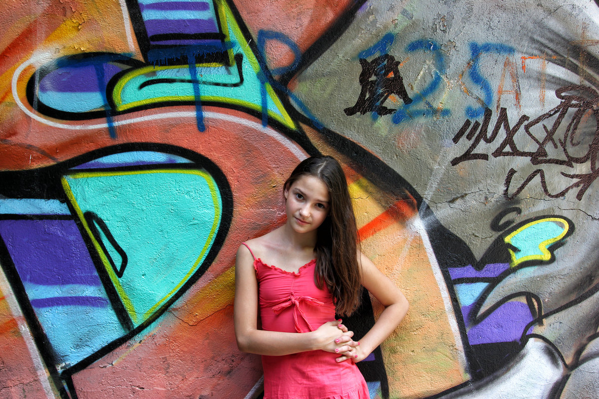 Девочка на фоне граффити - Александр Синчуков