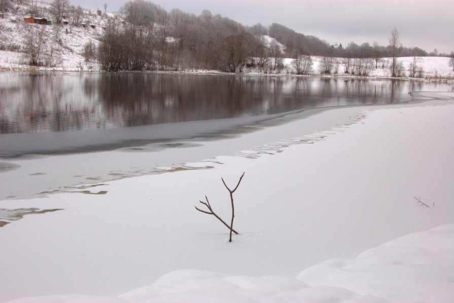На берегу у замёрзшей реки - Олег Загорулько