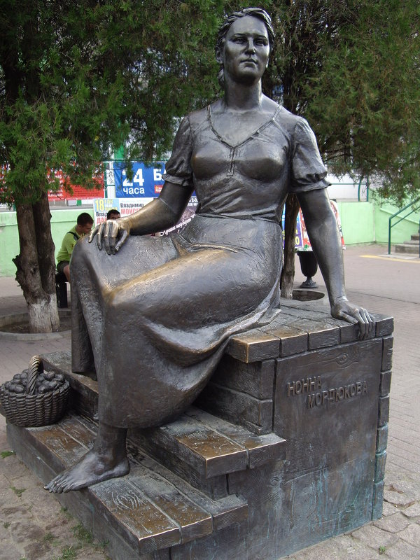Памятник Ноне Мордюковой — Ейск - Нина Прокофьева
