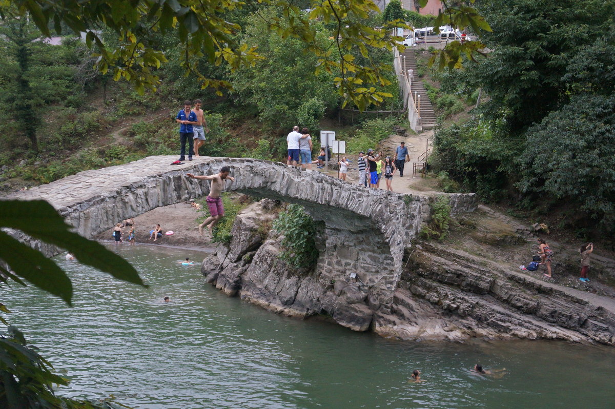 Прыжок с древнего арочного моста 11-12 веков - Юлия Кондратьева