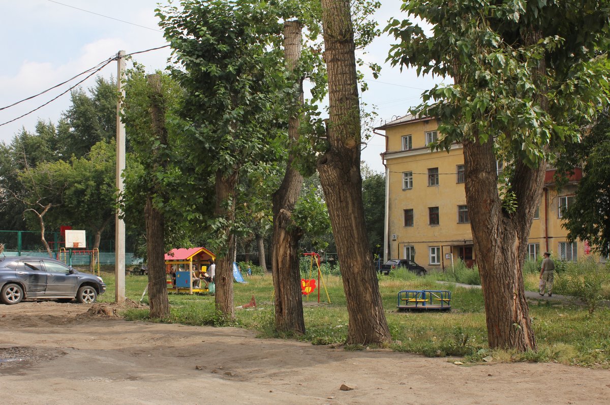 Игровая площадка во дворе - Наталья Золотых-Сибирская