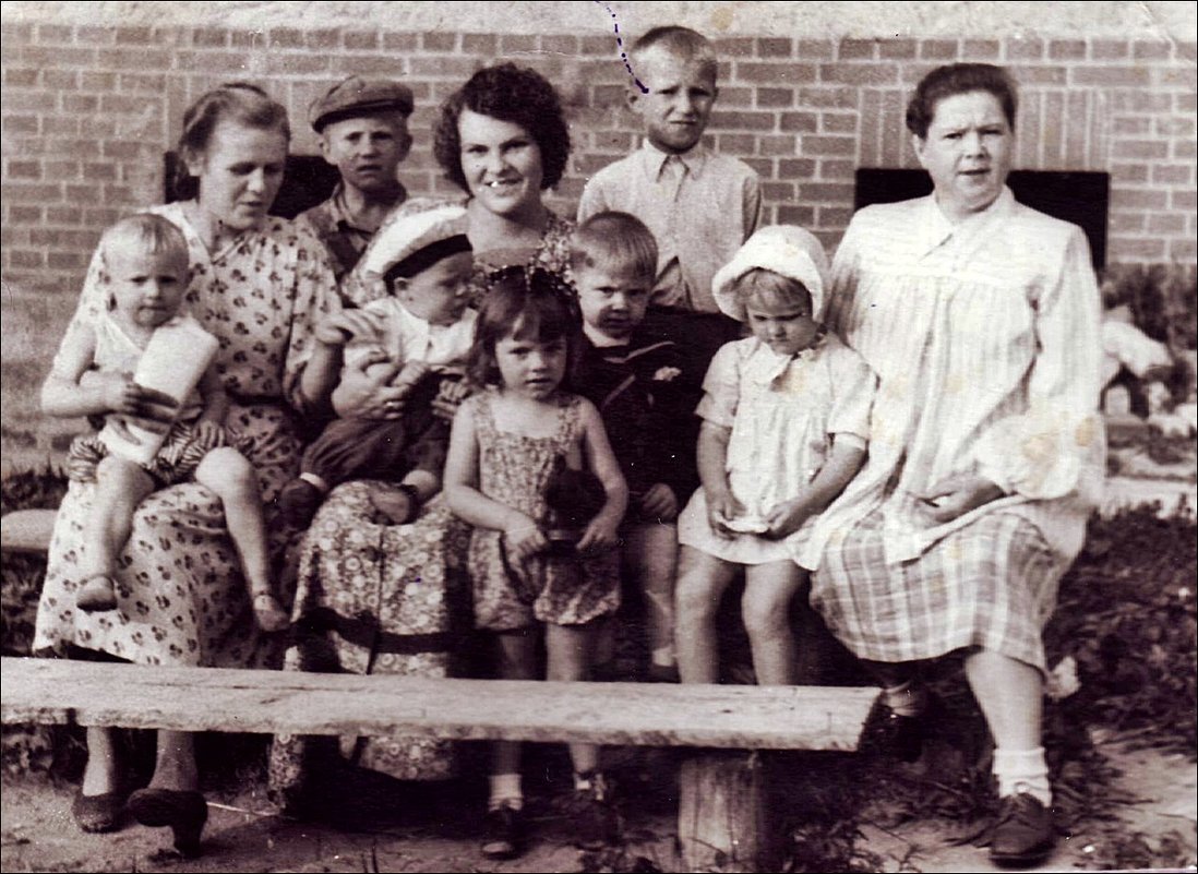 В закрытом пограничном городке. Жёны и дети офицеров. 1952 г. - Нина Корешкова