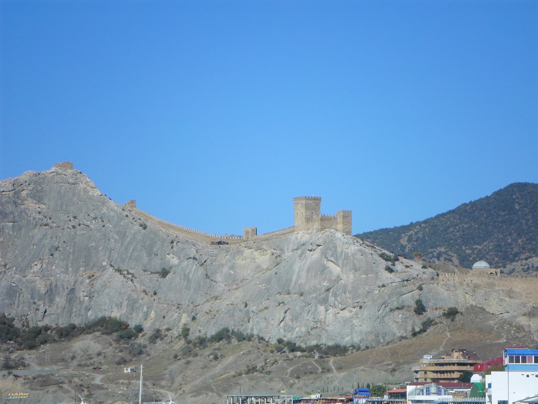 Вид на Генуэзскую крепость - BoxerMak Mak