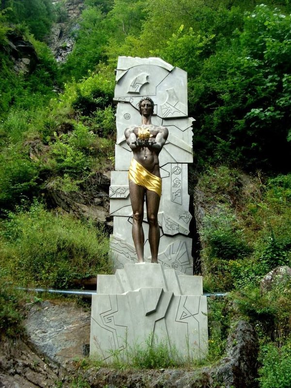 Статуя в городе Боржоми - мария 