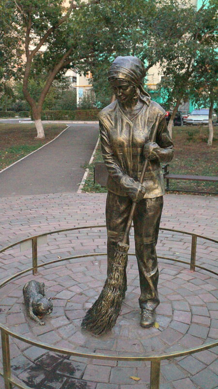 Памятник женщине-дворнику - Elena Izotova