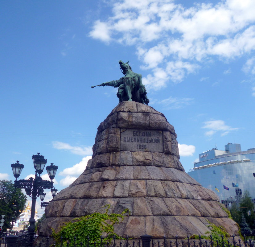 Памятник в Киеве - Ольга .