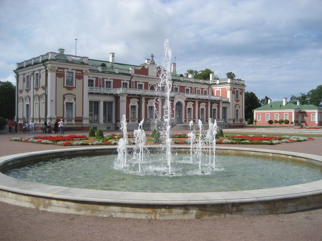 Дворец в парке Кадриорг - laana laadas