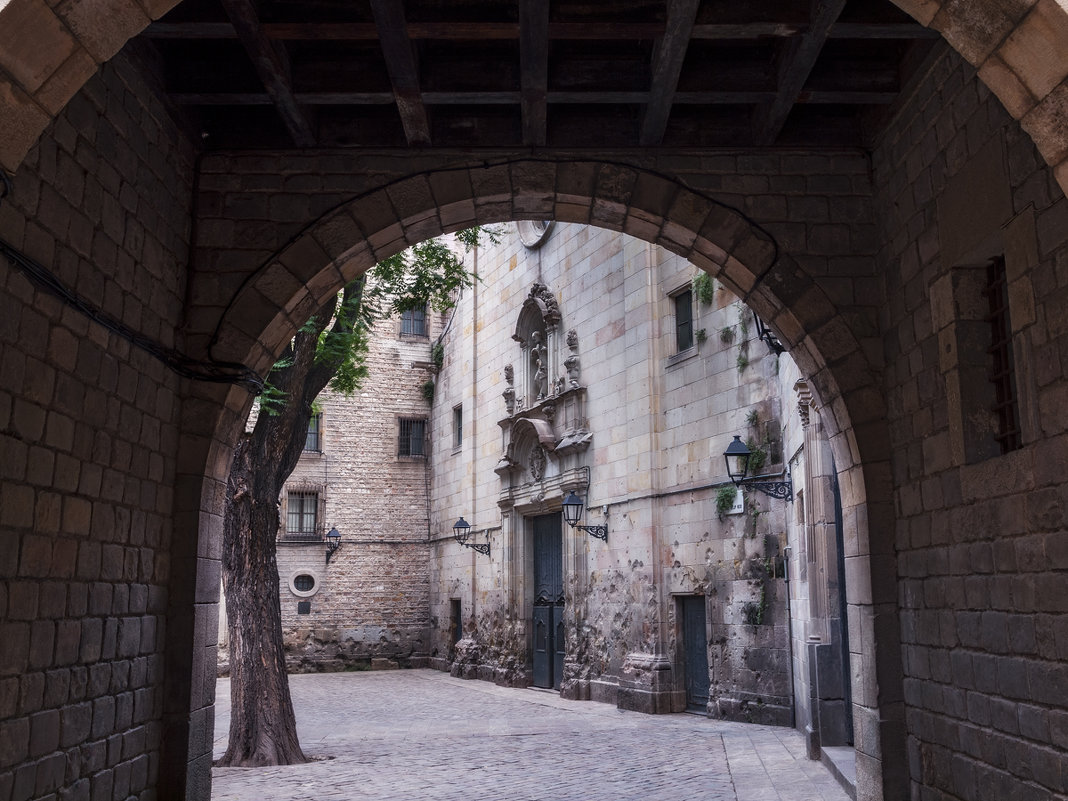 plaza de san felipe neri, barcelona, spain - роман фарберов