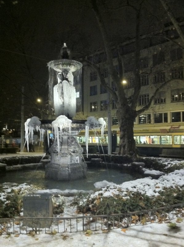 Цюрих, зима, фонтан. - Leonid Volodko