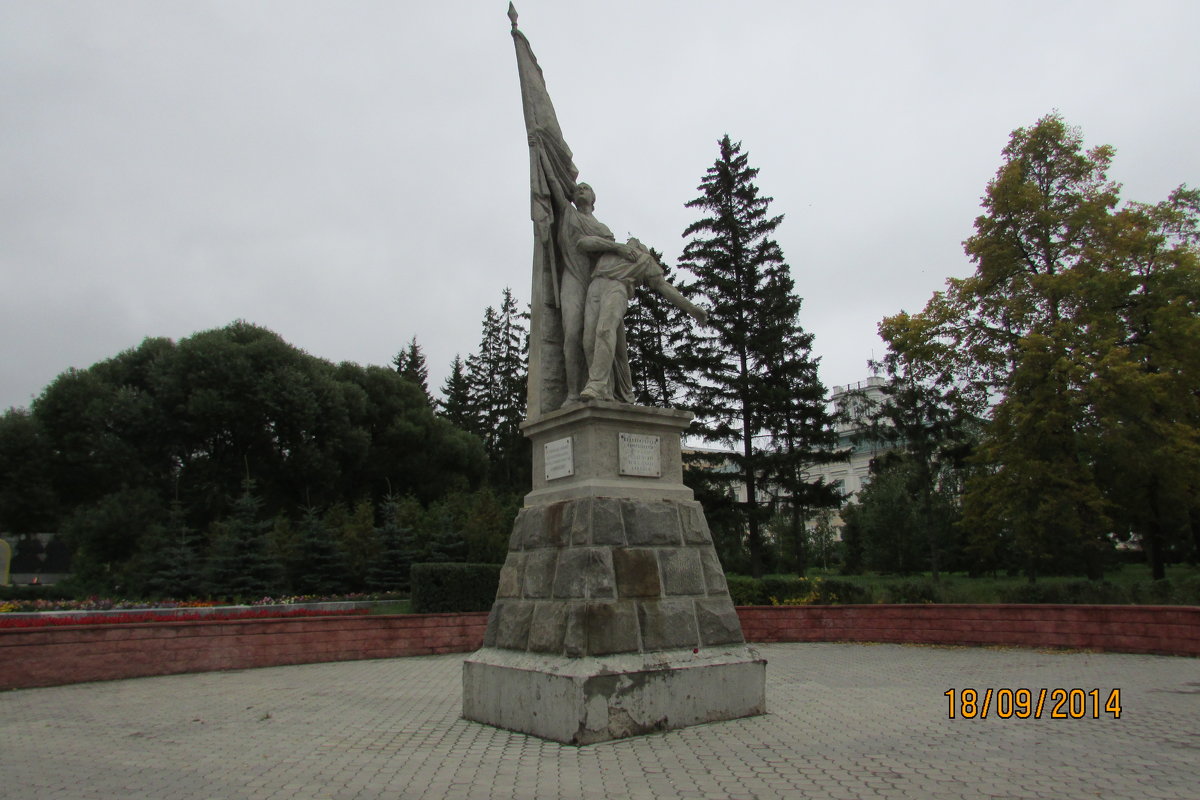 Памятник- борцам революции - раиса Орловская