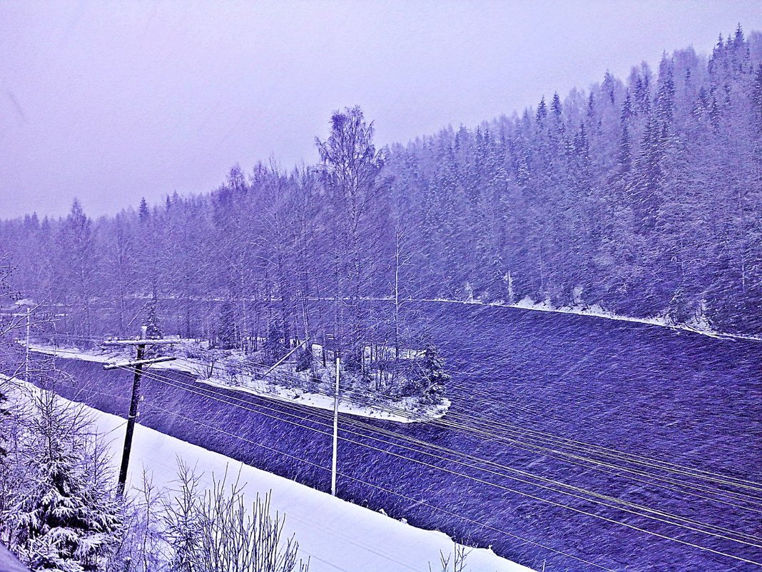 Легкий снежок над речкой в Карелии. - Юрий Скрипченков 