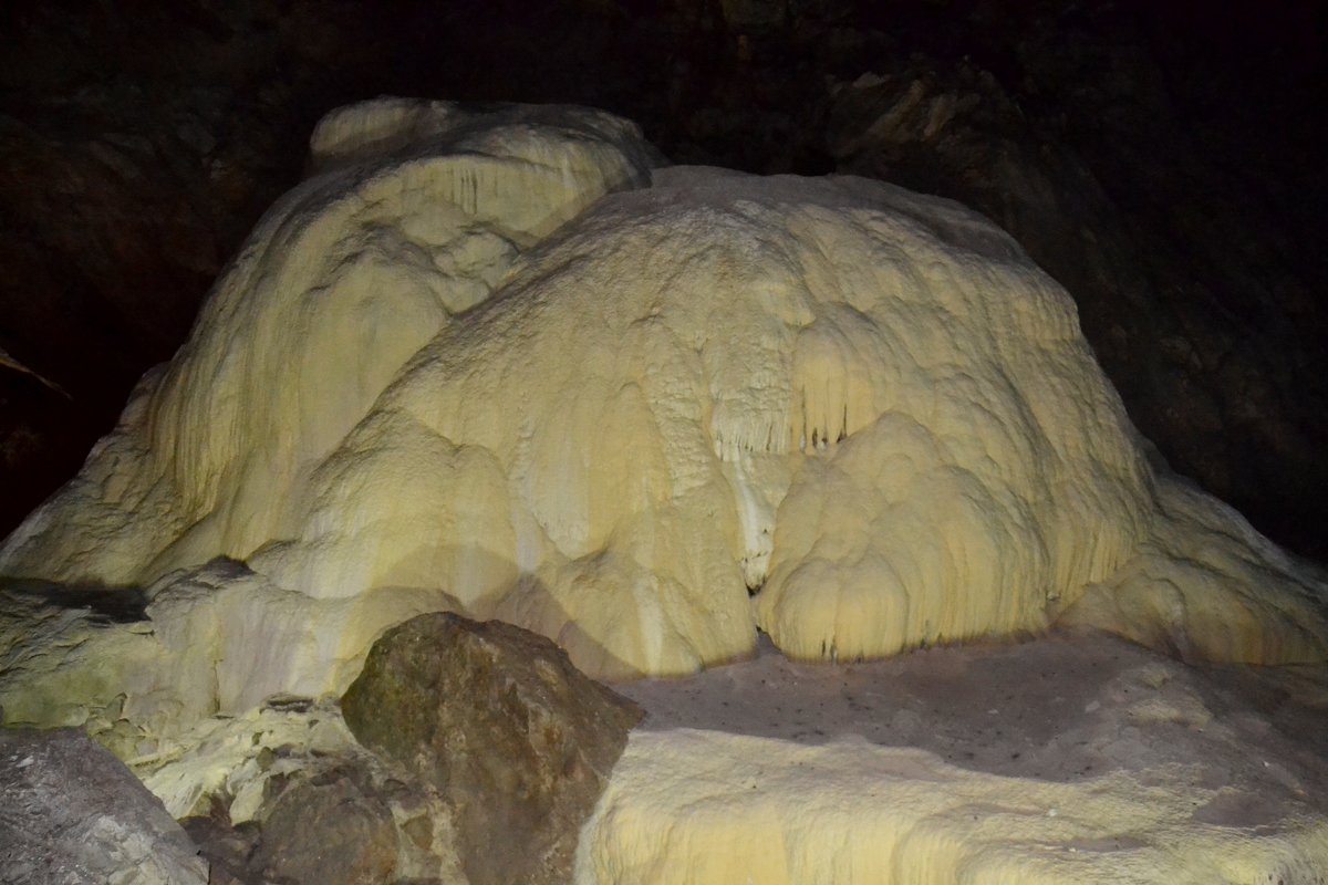 Известняковый утёс в пещере - Владимир Болдырев