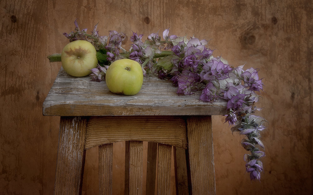 Яблоки и цветы шалфея. - Лилия *