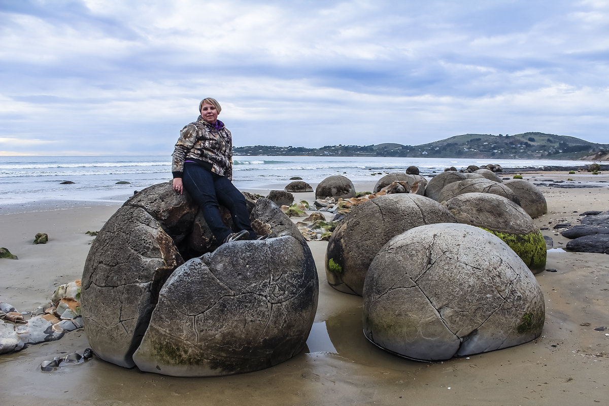 Хмурое утро...Moeraki Boulders.. - Светлана Шакирзянова