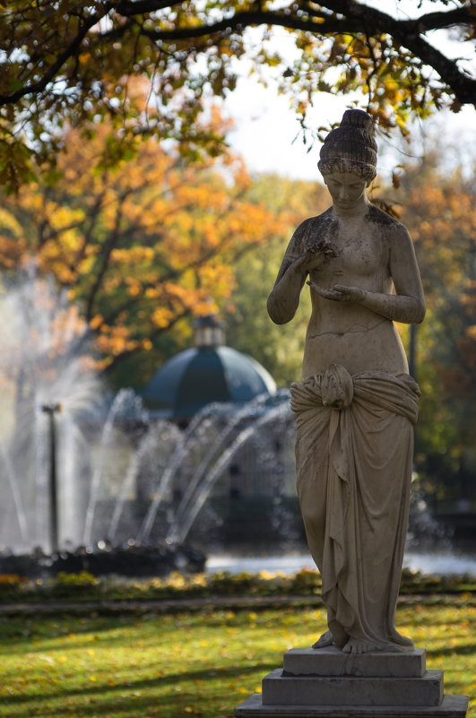 скульптура в осеннем парке - Vasiliy V. Rechevskiy