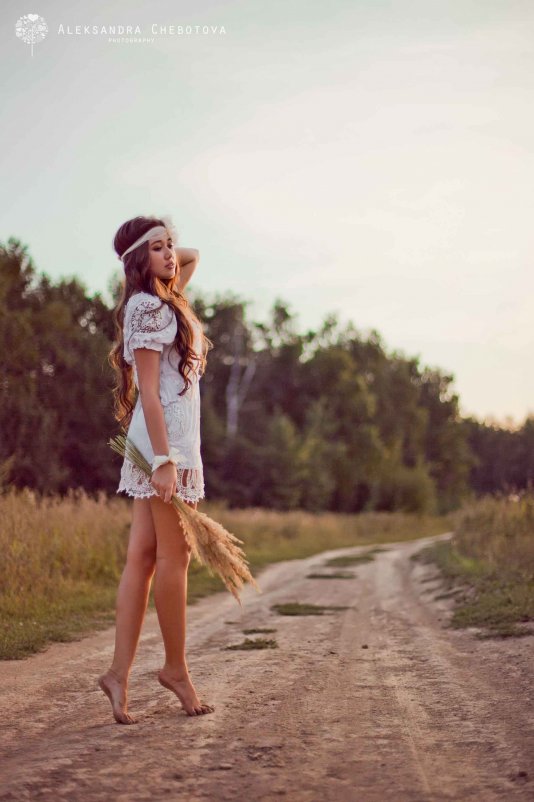 Девушка в поле на закате - Александра Чёботова