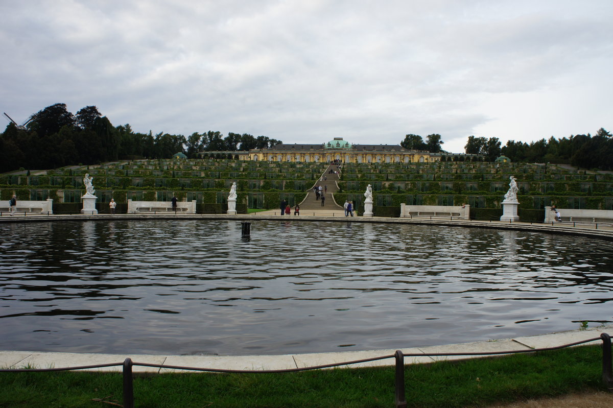 Чаша фонтана с мраморными статуями и виноградные террасы на фоне дворца Сан-Суси - Елена Павлова (Смолова)