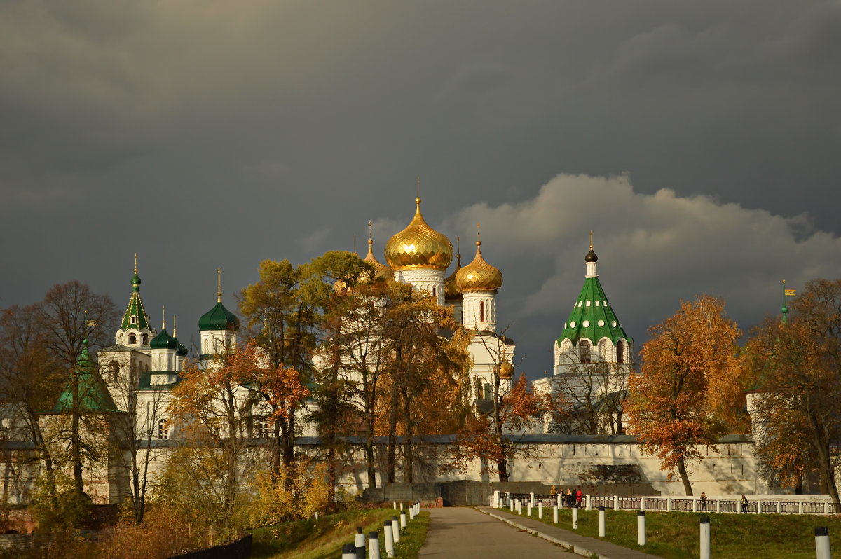 Ипатьевский монастырь,Кострома,осень,перед дождем - Лилия Рунтова