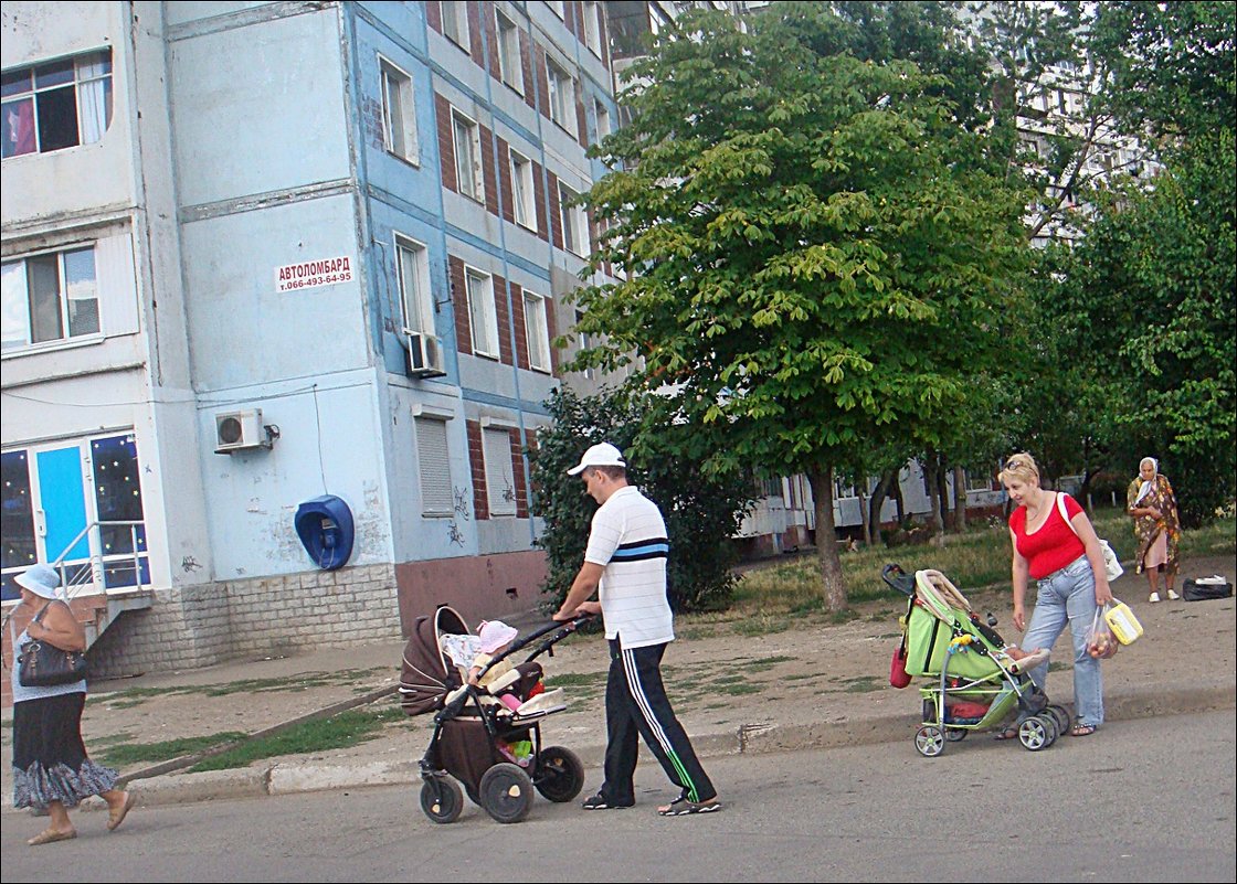 На прогулке и папы, и мамы... - Нина Корешкова
