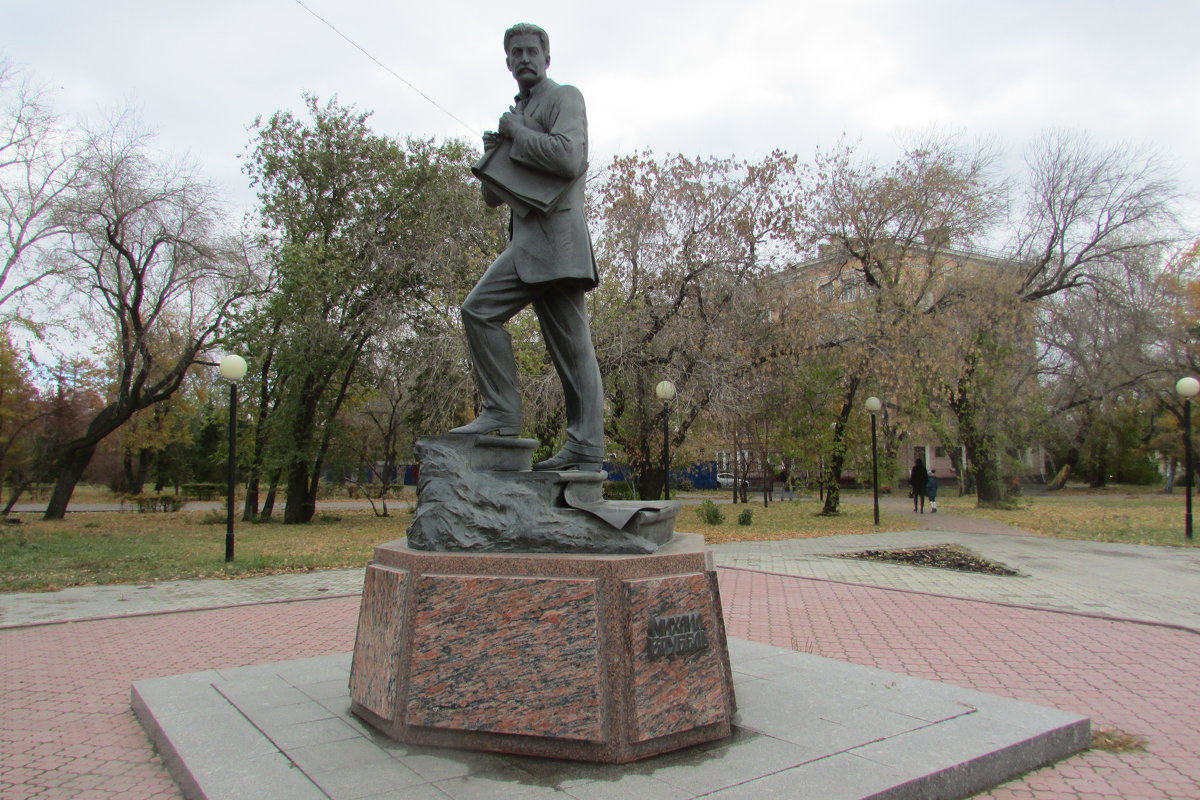 Памятник М. Врубелю - раиса Орловская