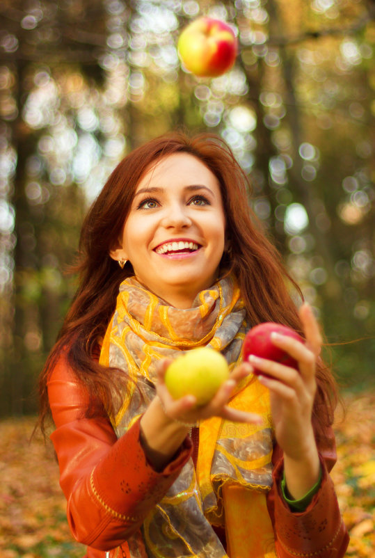 Happy Smiling Young Woman Juggling Apple - Мирослава Струк