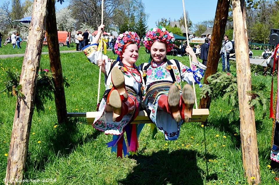 На гойдалці - Степан Карачко