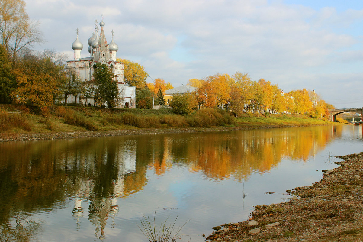 Осень река храм