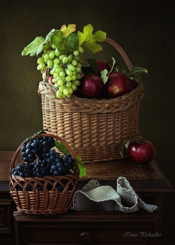 Из серии "Осень на комоде" с виноградом и яблоками - Ирина Приходько