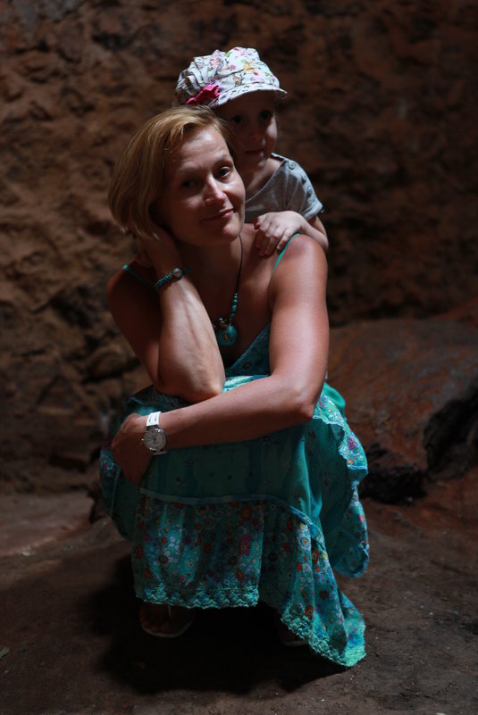 Мама с Алисой в пещере - Артем Бардюжа