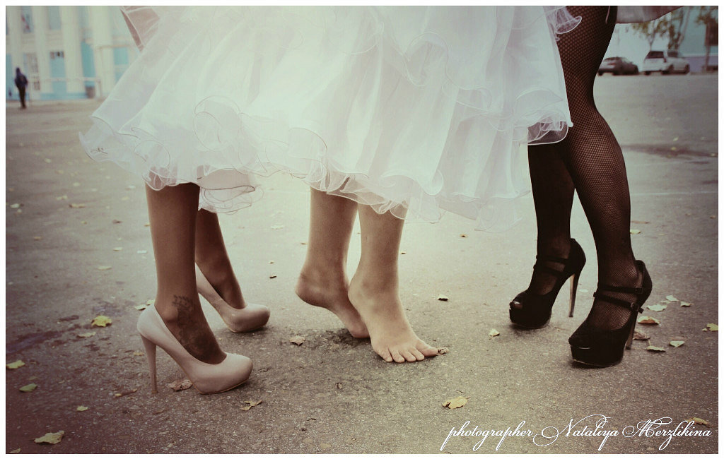у невесты устали ножки целый день ходить на каблуках. - Наталья Мерзликина