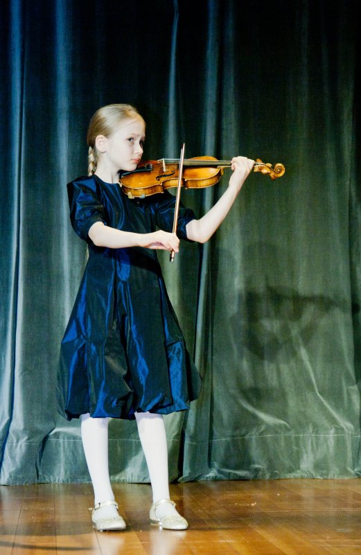 Юная скрипачка - Татьяна Голубкова