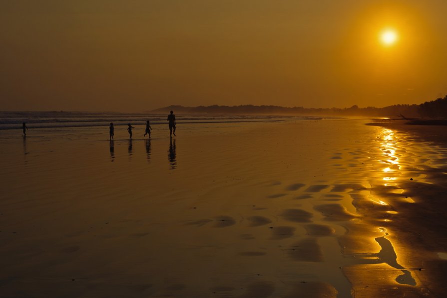 Esterillos puesta de sol en la playa - Александр Константинов