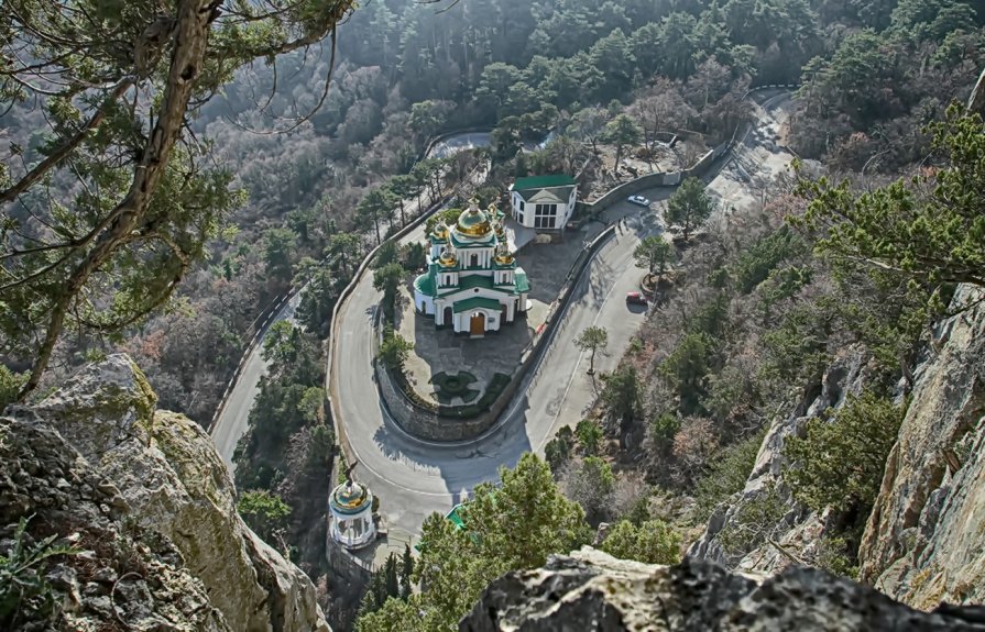 Алупка храм Архангела Михаила внутри