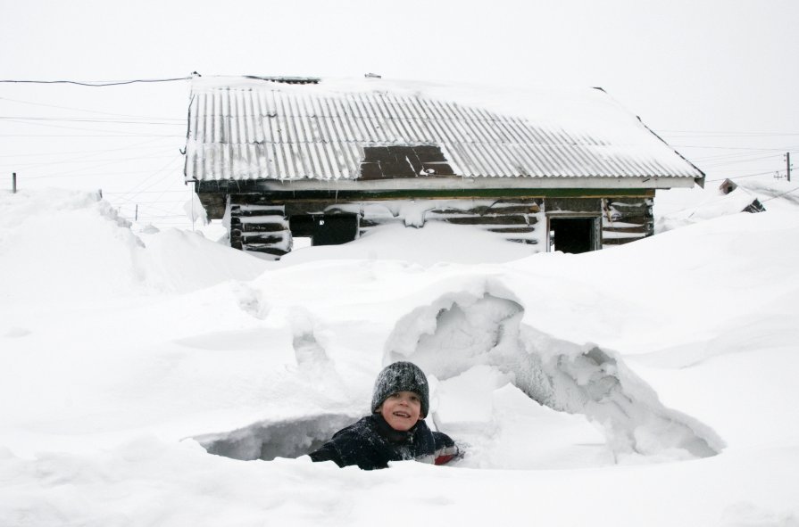 Портрет мальчика на снегу. - Сергей Плотников