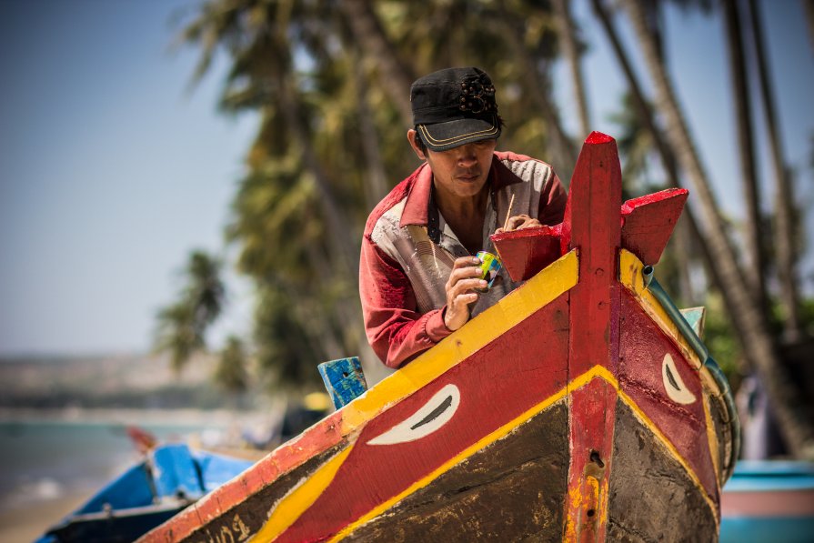 Вьетнамский рыбак красит свое Судно - Дмитрий K