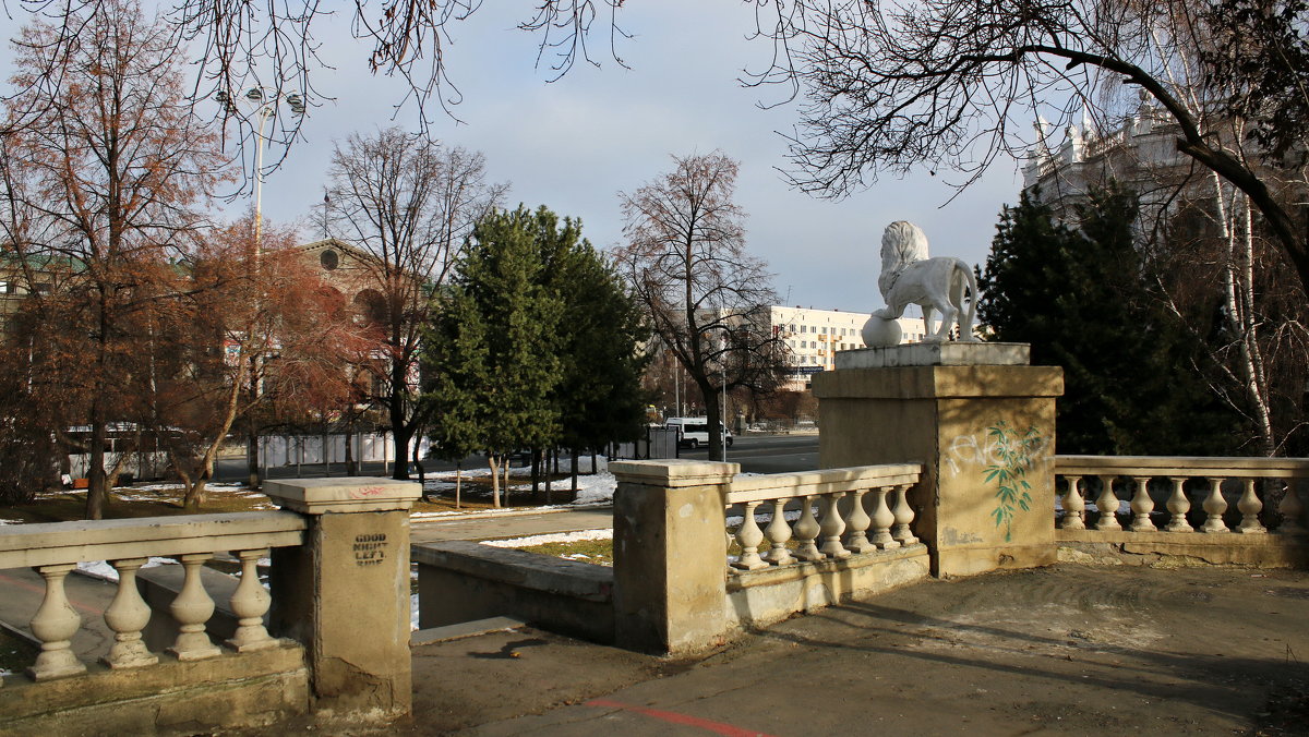 Прогулка по городу в День народного единства, прямо - Университет, справа - Театр оперы и балета. - Пётр Сесекин