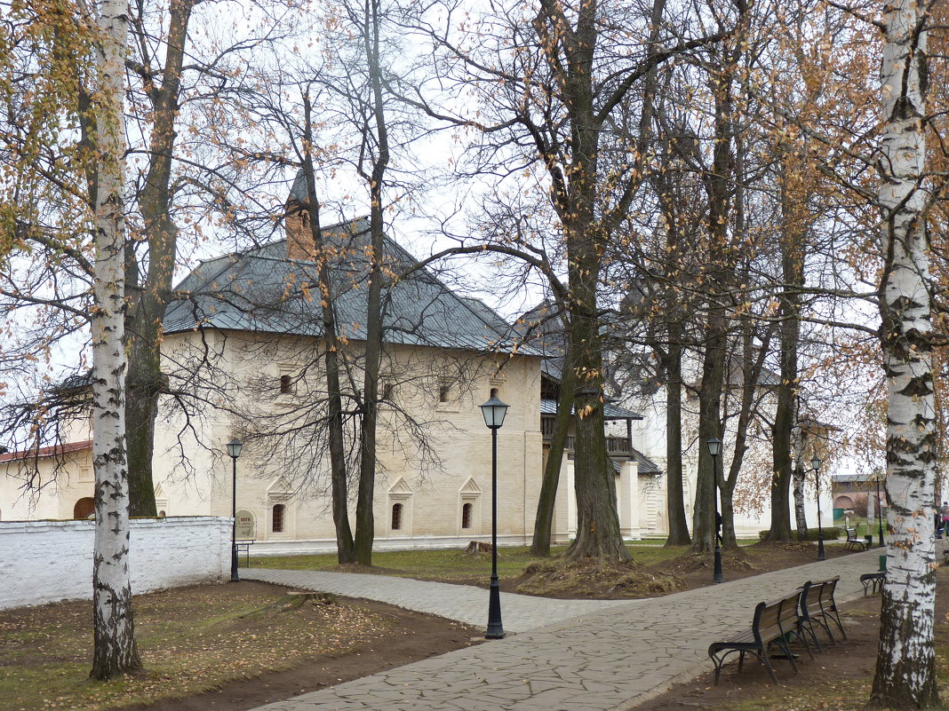 Осень  в  Спасо-Евфимьевом  монастыре.... Внутренний двор... - Galina Leskova