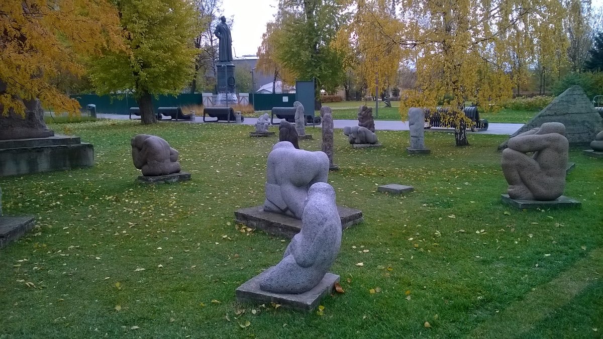 Скульптуры в парке при ЦДХ. - Мила 
