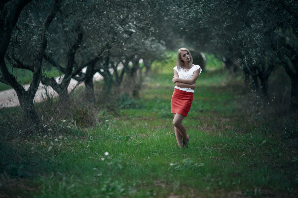 Девушка в оливковых деревьях - Artemii Smetanin