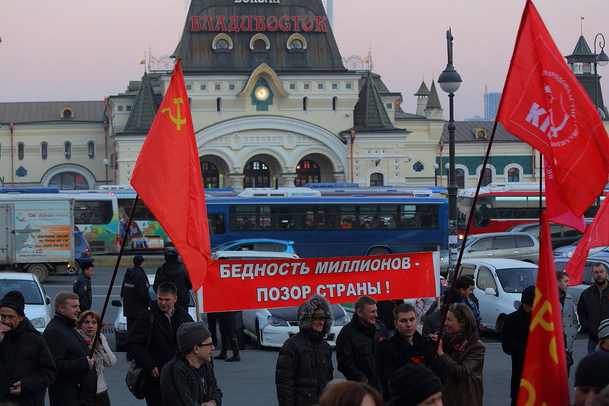 Перед началом митинга коммунистов. - Александр Коряковцев