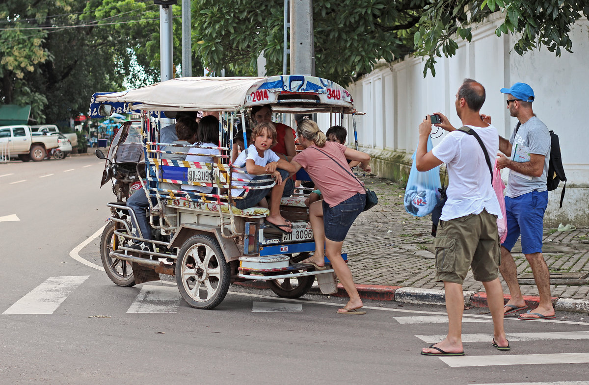 Лаос. Вьентьян. Европейские туристы (1) - Владимир Шибинский