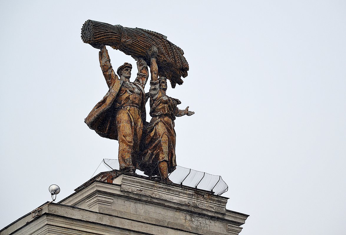 Скульптура над входом в ВДНХ - Владимир Болдырев
