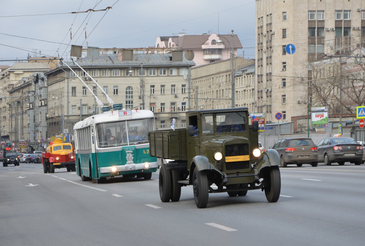 Парад старых троллейбусов и автомобилей. - Oleg4618 Шутченко