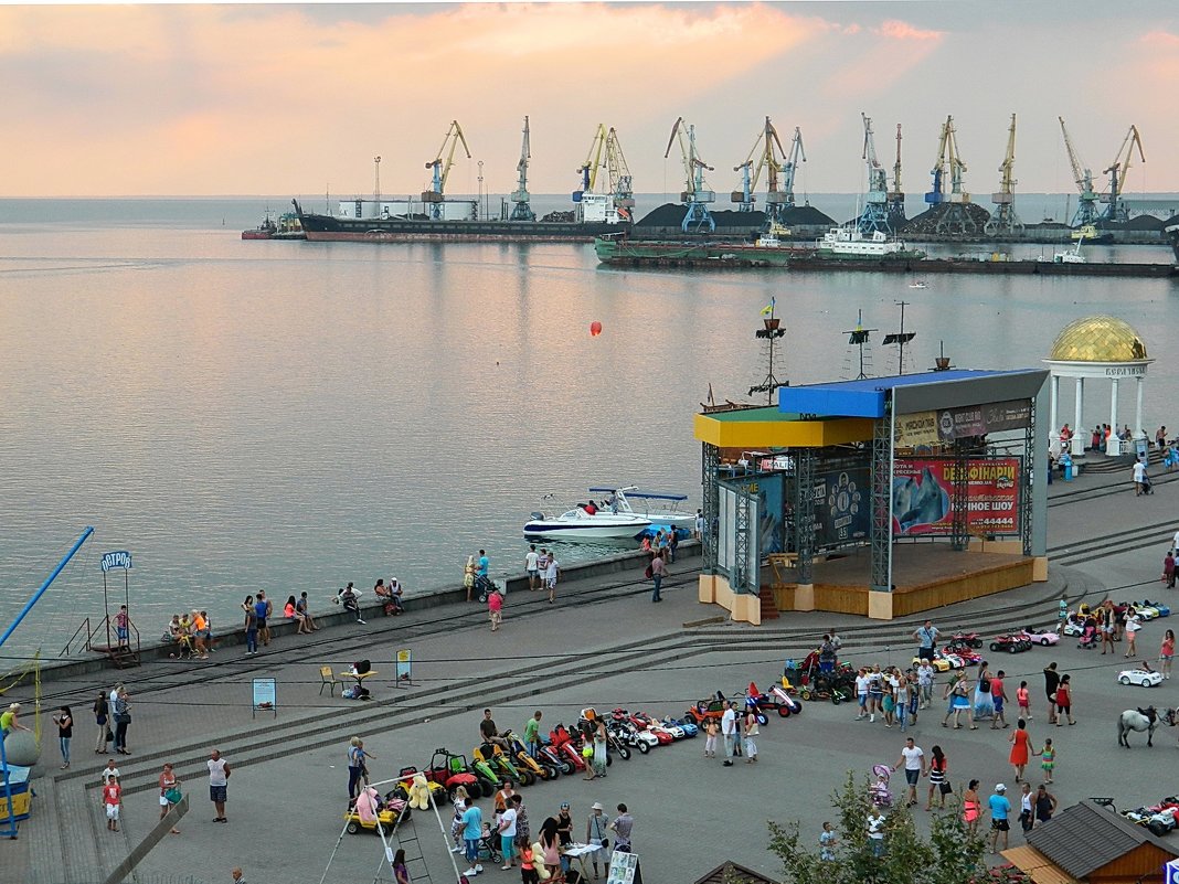 Вид на вечернюю набережную и порт - Александр Бурилов
