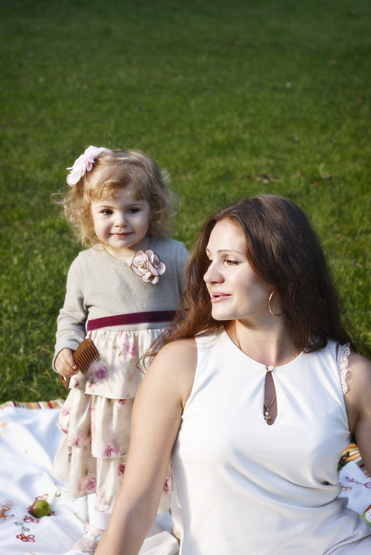 С мамой на лужайке - Анастасия Соболева