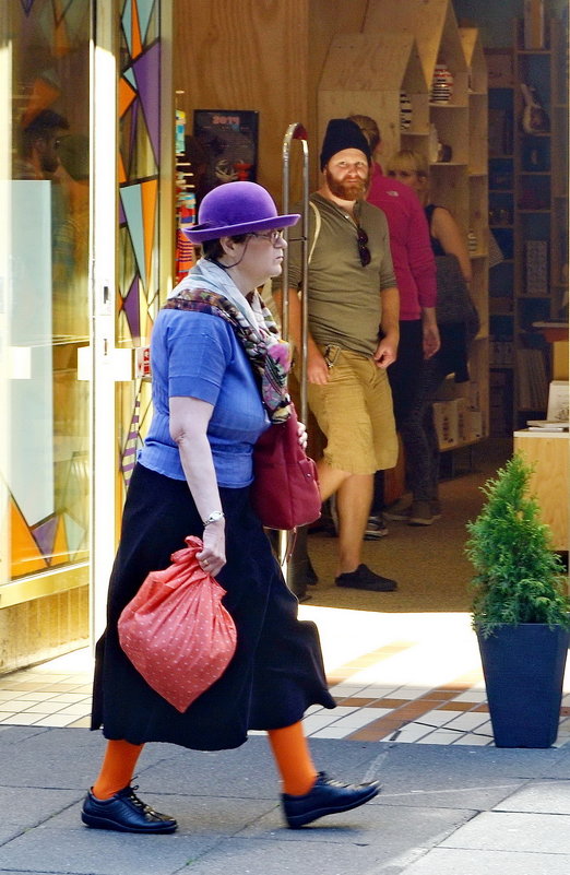 Взгляд на фиолетовую шляпу - Марина Лучанская