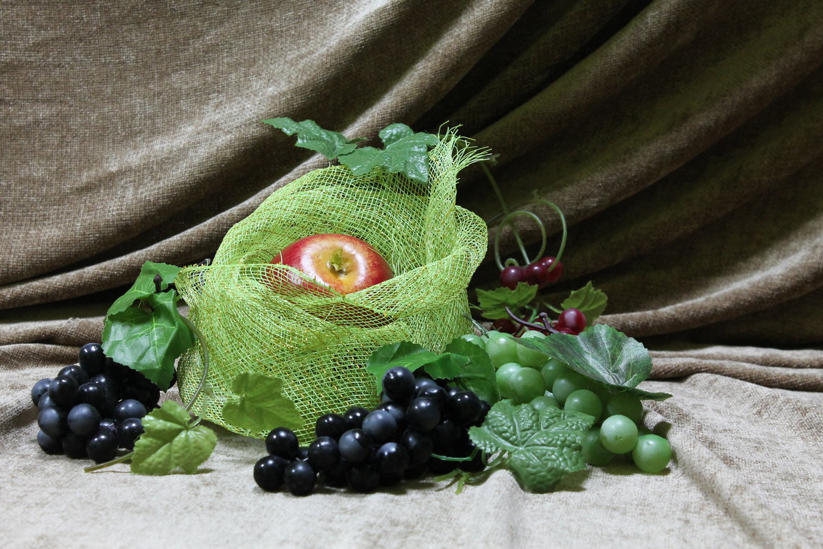Натюрморт с фруктами - Ольга Пахомова